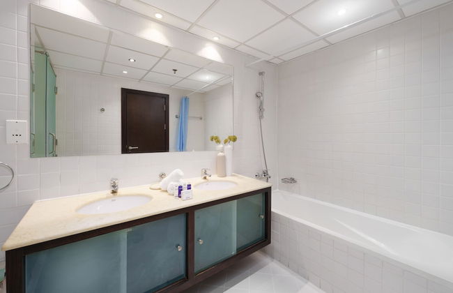 Maison Privee - Dreamy Apt with Jaw-Dropping Marina Views - Photo 14