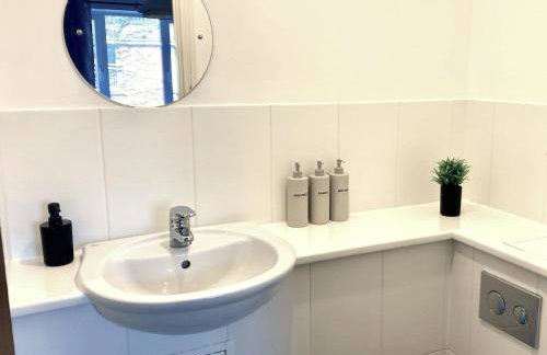 Ashford 4-Bed Townhouse with Garden and Parking - Foto 10