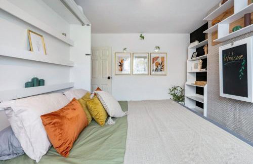 Bright & Stylish 4-Bed Home in the Heart of Morden - Photo 16