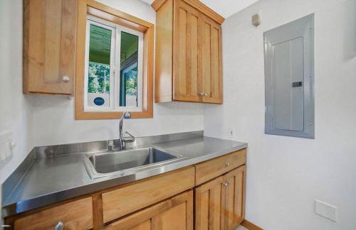 Riverside retreat with stunning views, historic charm - Coastal adventure awaits - Foto 17