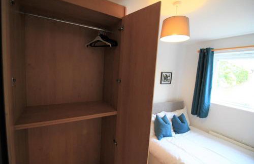 H21 -3 bed Close to Town Drive Parking 2 toilets Contractor Digs - Photo 12