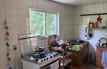 Casa com rio privado passando na frente e cercada por belas montanhas e piscina natural Estrada pavimentada até o estacionamento - Foto 17