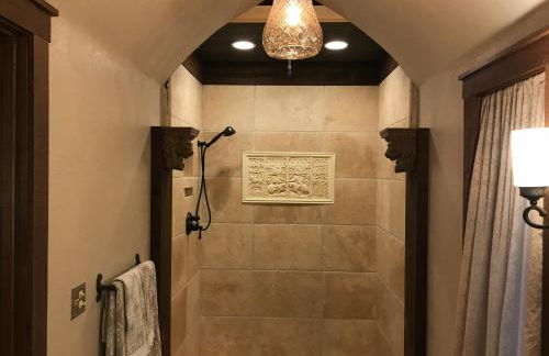 HIGHLANDS CASTLE overlooking Lake George plus 2 other CASTLES & SUITES - Foto 38