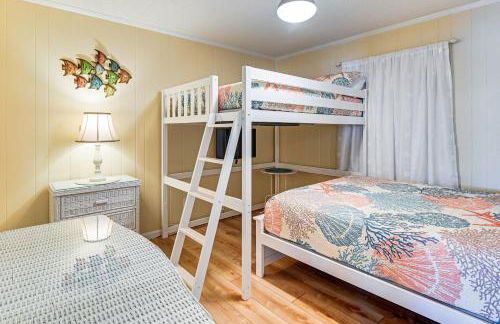 Waterfront Gem with Balcony in Garden City - Foto 13