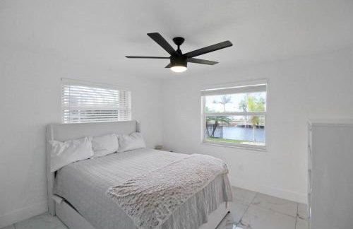 Chic & modern canal-front retreat with private pool - Azure Tides - Photo 59