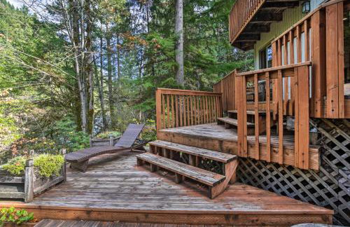 Enchanting Escape with Hot Tub, Decks and Views! - Foto 24
