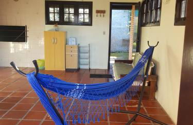 CASA COMPLETA, CENTRO, 4 Qtos, Wi-Fi, 130m quadrados, 4 Camas Casal, Churrasqueira e Apetrechos, Vasto Quintal e Varanda nos Fundos, 2 Banheiros, 9 Pessoas, Área Frontal, Garagem Coberta, Estacionamento Interno 2 Carros, Fogão a Lenha - Foto 23