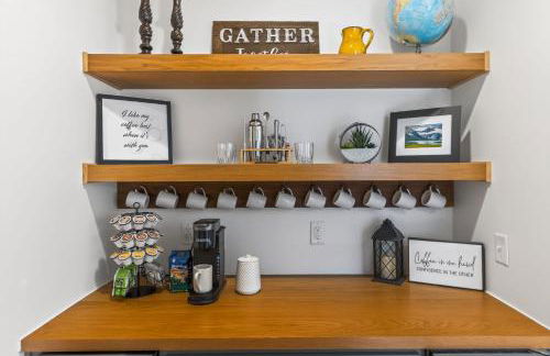 4BR Home with 4 Private Bathrooms 20 Min from Airport - Foto 26