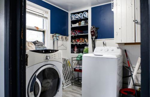 Charming Cabin with Hot Tub & Fire Pit - Foto 45