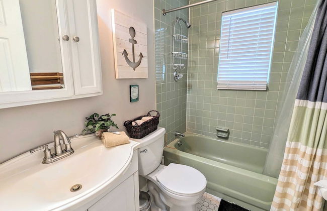 Harmony Cottage by Avantstay Lake Access, Hot Tub, Fire Pit, & Game Room - Foto 27