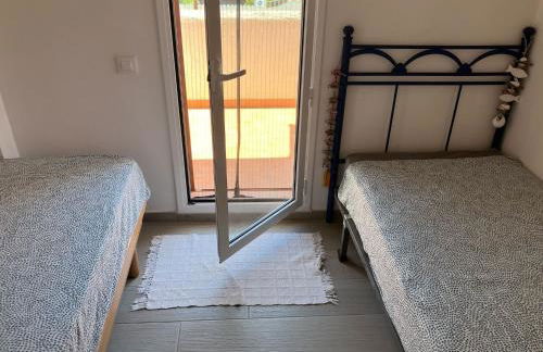 Costa Dorada Beach Villa with Shared Pool and Terrace - Foto 16