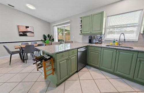 Relaxing 3BR Heated Pool & Hot Tub Retreat - Foto 4