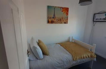 Hawksworth House in Chelmsley Wood, Birmingham near Solihull, near the NEC, HS2, JLR, Bear Grylls Centre, Resorts World and Birmingham airport, with a garage and free parking, great for families and contractors - Foto 24