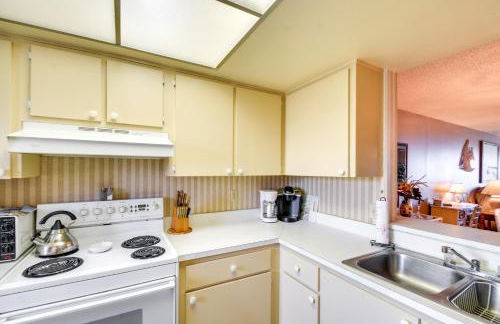 Walk to Madeira Beach Coastal Condo with Balcony - Photo 6