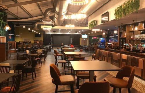 2 bed, 2 bath with decking overlooking the fishing lake at Sand Le Mere - Foto 2