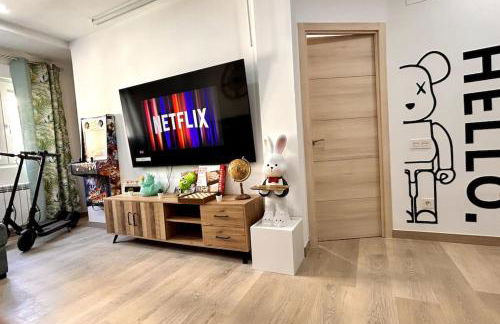 LUJO Proyector, Maquina Arcade, Wifi y patinetes - Foto 1