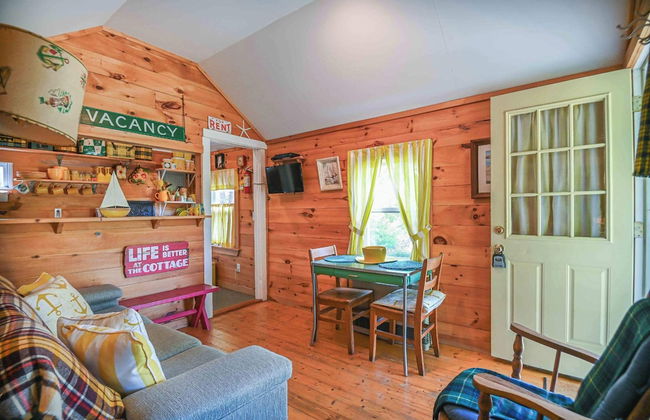 Cozy Cottage w/ Pool, BBQ and Outdoor Seating! - Photo 10