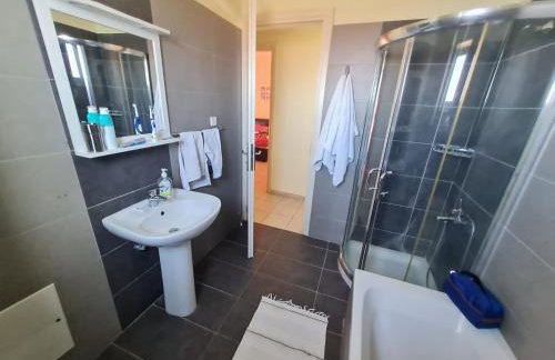 Breathtaking sea and Mountain views with Private pool, Peace full relaxing Villa with WiFi near Shops and Restaurants - Photo 30