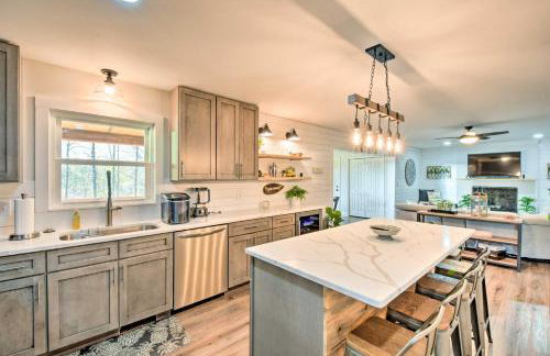 Townville Lake House with Private Dock, Kayaks! - Foto 12