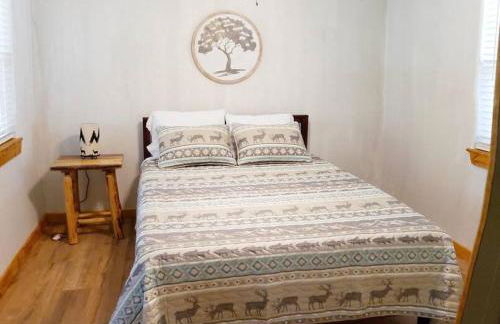 Lakeside Retreat - Romantic Cabin - Resort Pool, Dock, Fire Pit! - Foto 11