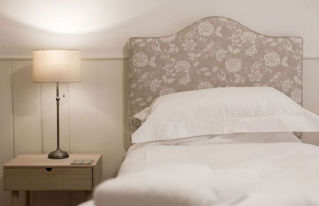 JOIVY Stunning 3 Bed Lodge With Gardens At Gilmerton House - Photo 7