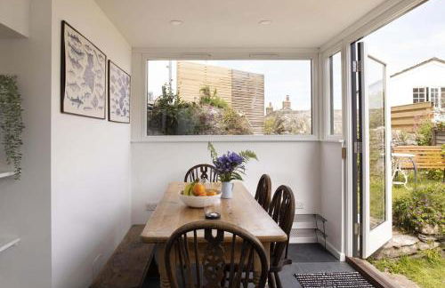 Gorgeous Cottage Parking Short Walk to Beach - Foto 7