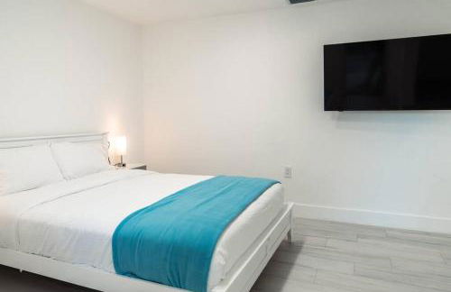 Luxury Retreat 3B ,2Ba POOL , Coral Gables Center - Photo 16