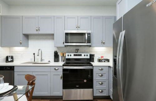 Chic 1BR w Gym & Parking Near Rvrwalk & Dome - Foto 63