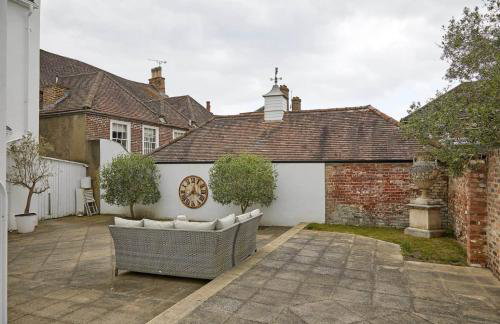 Double-Bed Bedroom, Living Room and Kitchenette, private Bathroom and Utility Room available at Willow House, Shepperton - Foto 36