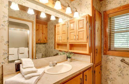 Spacious Riverfront Cottage with Dock in Green Pond! - Foto 13