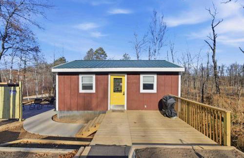 NEW! BEAR Necessities tiny home, outdoor theater! - Foto 40