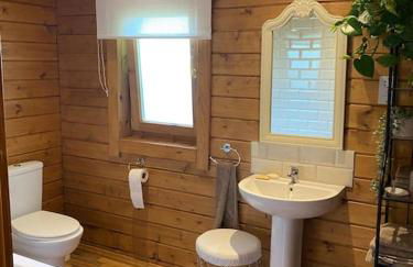 3 Bedroom Lodge Hotub pool in Horsley Surrey UK - Photo 66