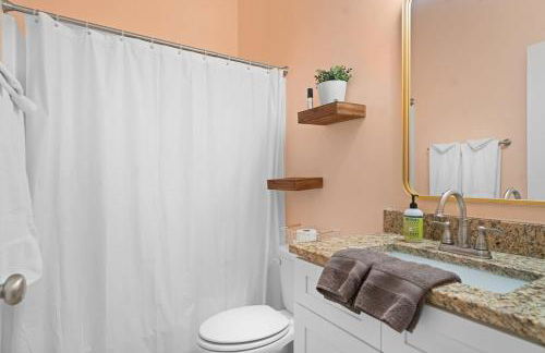 Renovated Dog Friendly Duplex Near Food & Fun Fully Fenced Yard and Private Parking - Foto 52