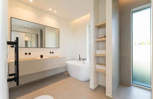 Modern Sea View Villa, Heated Pool,Rooftop Jacuzzi Outdoor Kitchen 12min faro Airport - Foto 10