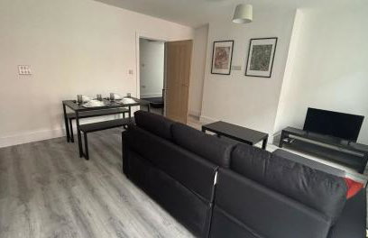 2BR Apartment with Sofa bed I Prime Town Centre Location I Gold St D-Lux, Modern Amenities, Walk to Train, Bus Stations, Shops & Cafés I Leisure and Business Stays Welcome - Foto 2