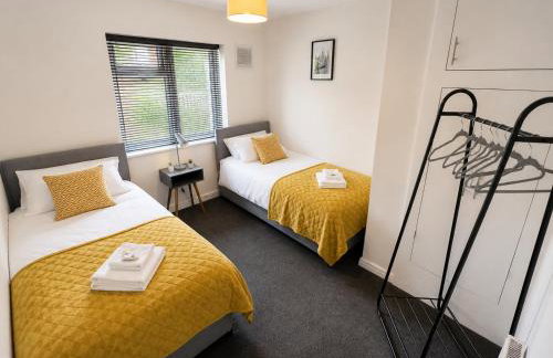 Large Home - Free Parking-WiFi By Hinkley Homes Short Lets & Serviced Accommodation - Photo 3