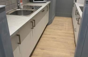 Beautiful 2-bed Study or Visit Flat - Photo 11