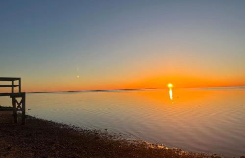 Waterfront Designer Retreat! Stunning Sunsets! Less than 5 minutes to the beach! - Foto 6