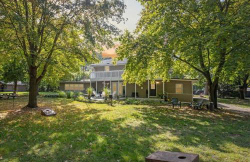 Sister Lakes Lakeside House - Sleeps 16 - Foto 1