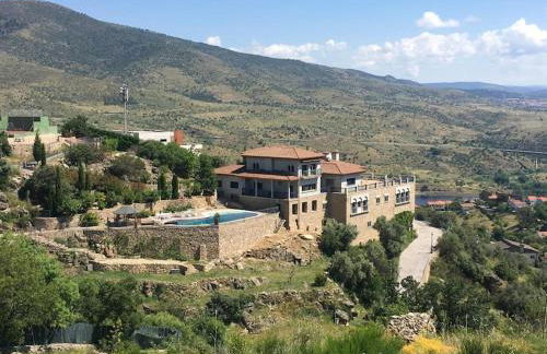 Mansión con Jacuzzi a 40 grados, gran piscina y Pádel - Photo 2