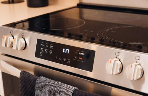 Golden Hour Getaway- Guest Favorite, 2 Min to Beach, Seasonal Pool & Arcade - Foto 41