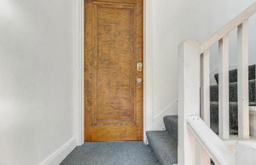 Striking Tudor Revival in Five Points District! - Foto 25