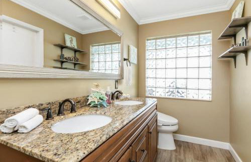 Spacious 4BR 2 5BA Family Retreat Pool Near Beach - Foto 26