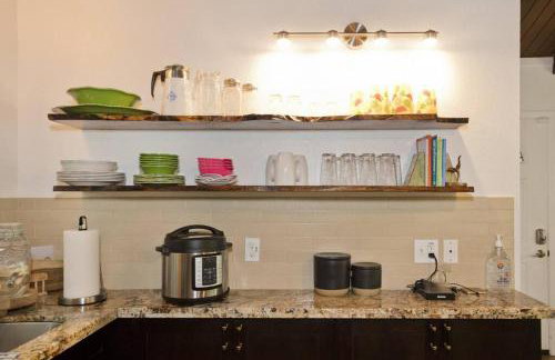 Romantic Retreat, Relax at Hot-tub, Indoor & Outdoor shower, firepit, 5 min to Hawaii Volcano park - Foto 48