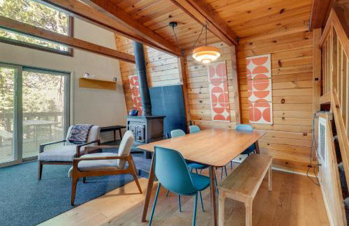 Charming Pinecrest Cabin with Private Deck - Foto 5