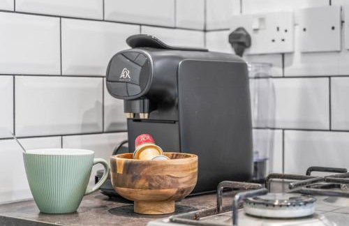 Stylish 4Bed Executive Stay WiFi and Parking - Photo 57