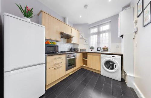 Spacious London 2-Bed Flat with a King Bed-Save on Long Stays-5 Separate Beds- Parking Available! - Foto 9