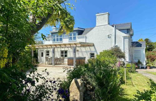 Delightful 3 bed cottage with hot tub & sea views. - Photo 1