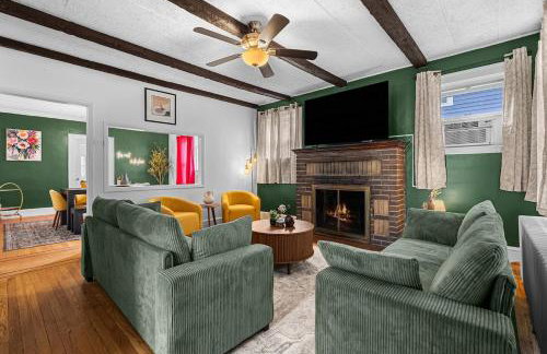 Charming 4BR Retreat in Arlington Sleeps 12 NearDC - Foto 1