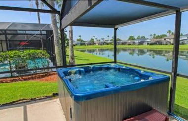Sunny South Facing Pool with Hot Tub and Lake View Near Disney - Foto 4